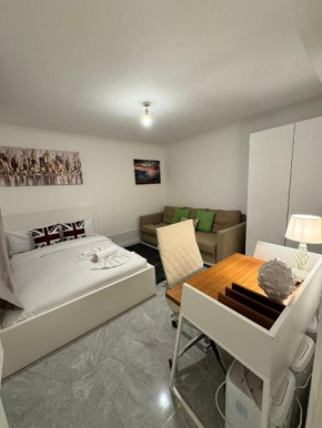 Cozy 2-Bedroom Retreat in Kilburn London SF8